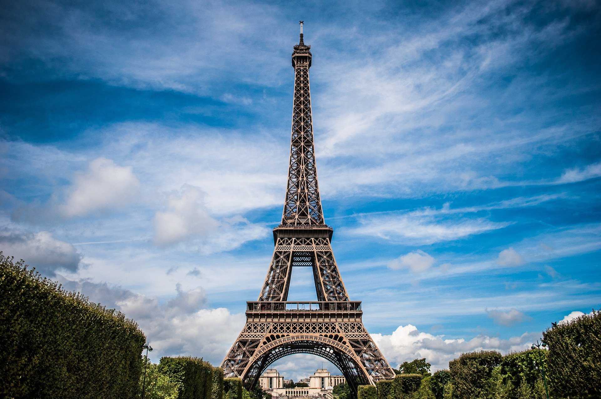 Eiffel Tower tickets price 2022: discounts, skip the line and more tips!