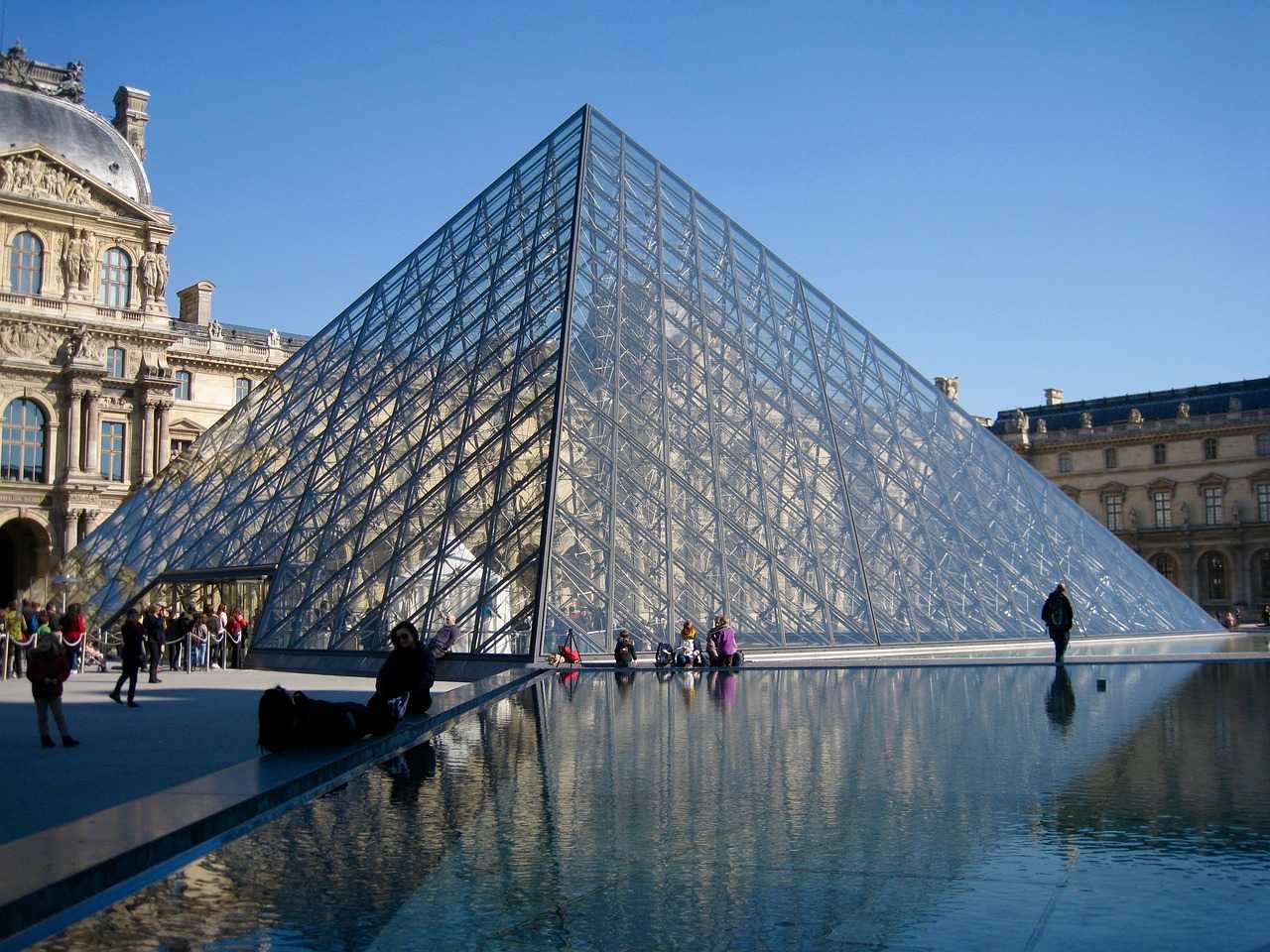 Louvre Museum tickets price 2023: discounts, skip the line and more tips!